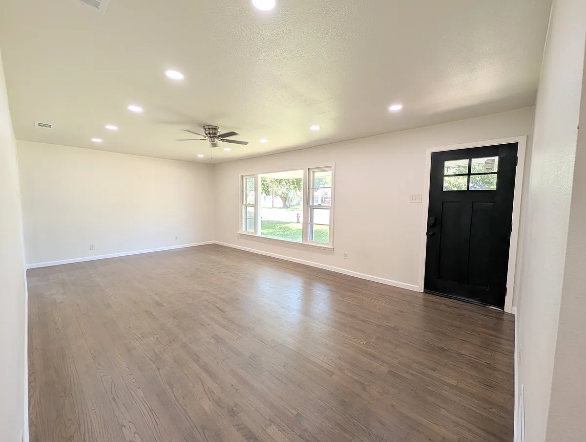 Living view 1 - 1013 W Lone Star Ave