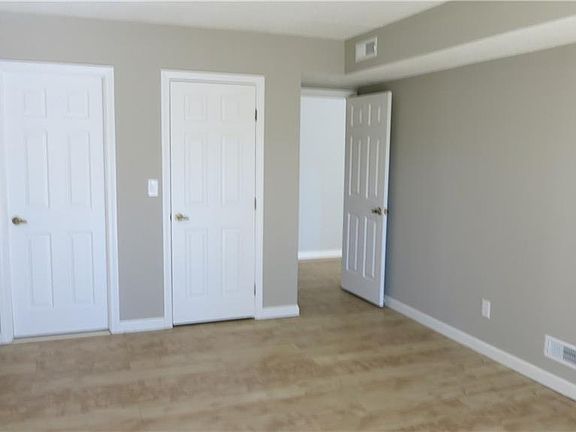5th image of 650 E Greenwich Ave APT 106
