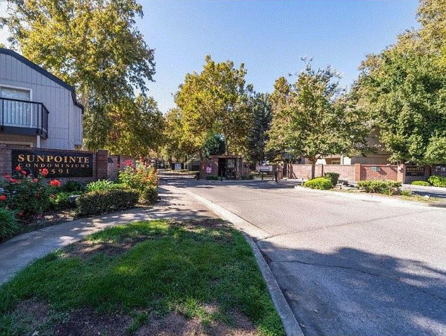 Quail Lakes Drive Gated Entry