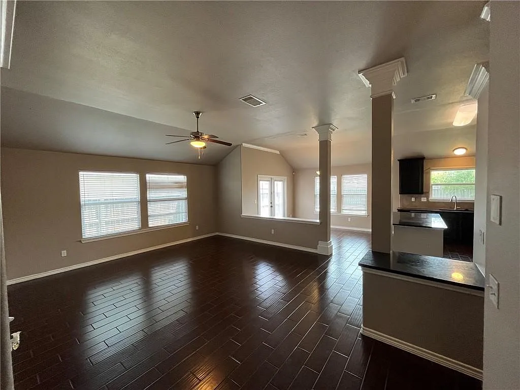 3 bed, 2.0 bath, 1583 sqft, $2,150 — Photo 3