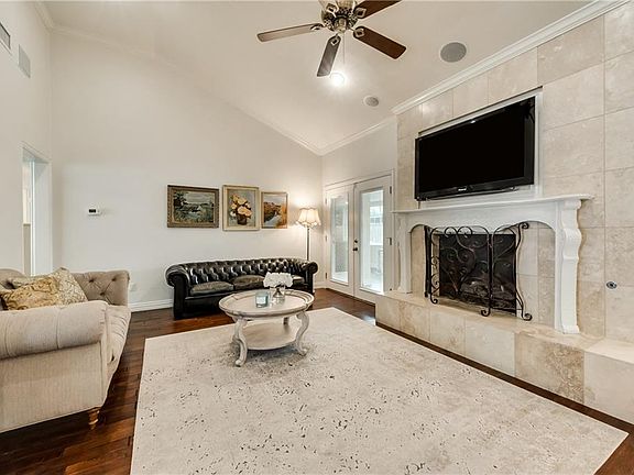 3rd image of 927 Loganwood Ave