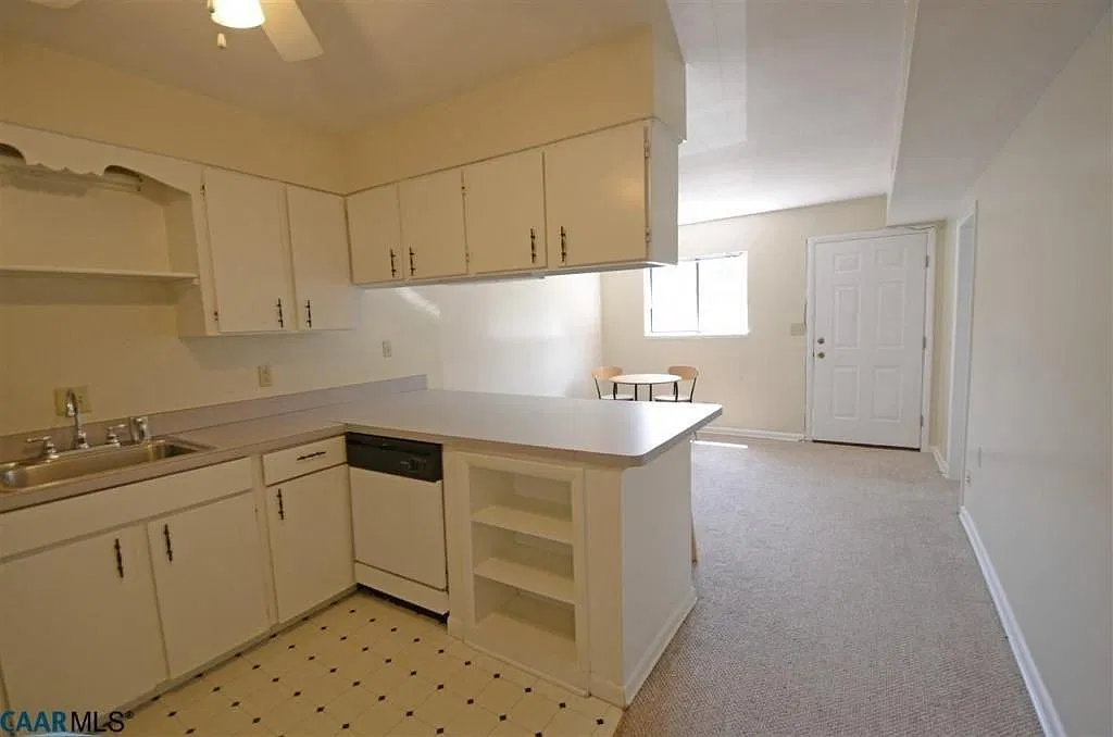 3 bed, 900 sqft, $2,200 — Photo 1