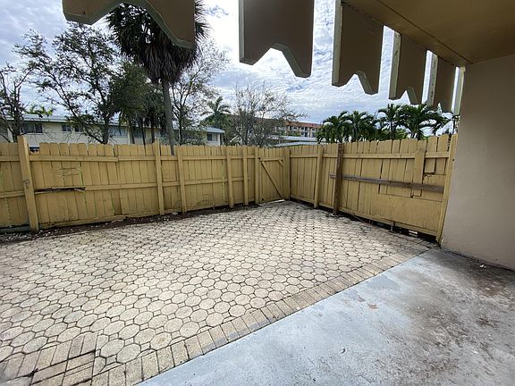 3rd image of 980 NE 170th St #104-1-121