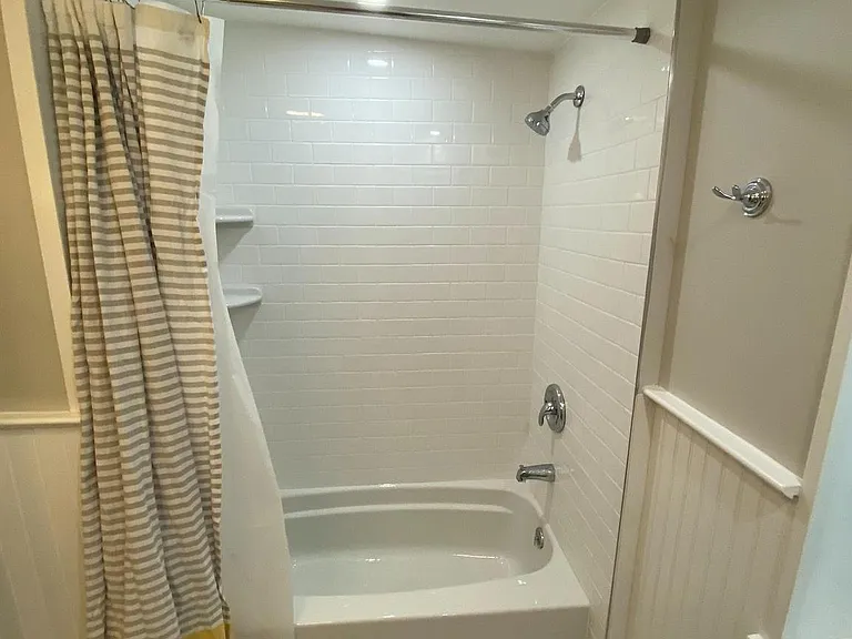 1928 Catharine St — Photo 16