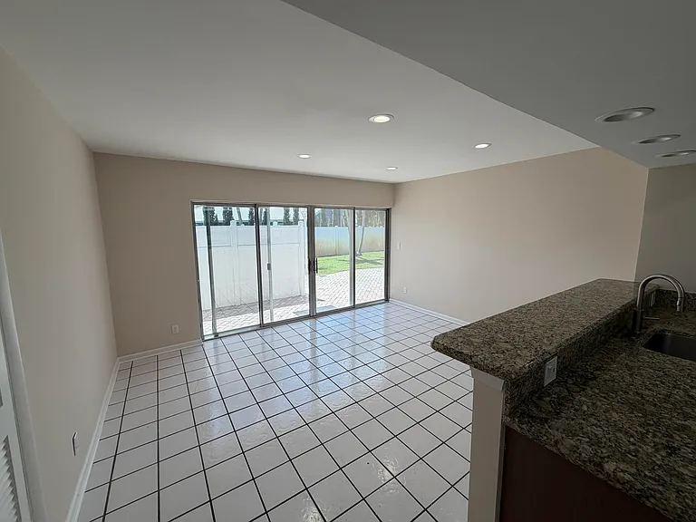 499 W Conference Dr — Photo 10