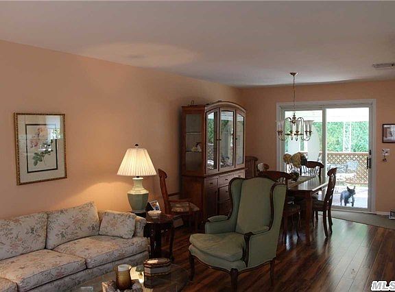 4th image of 10 Pinewood Ln