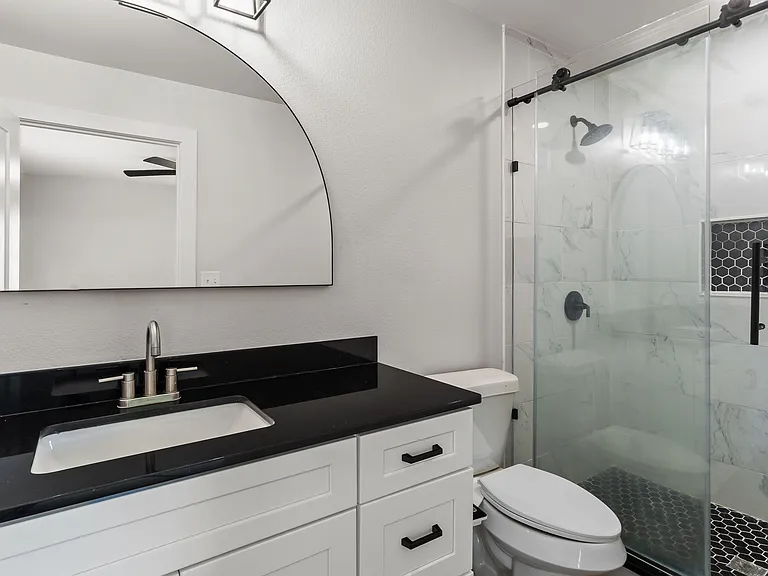 bathroom for the master bedroom