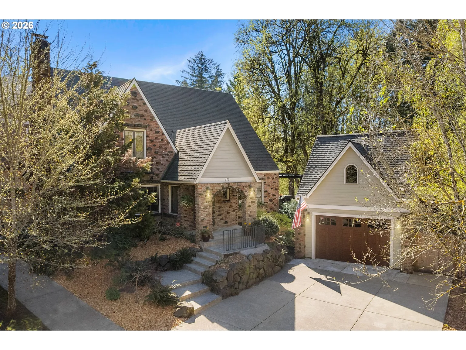 626 SW Comus Ct photo 1