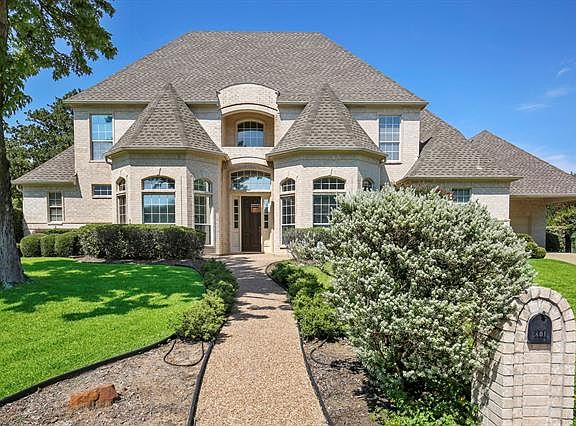 2nd image of 801 Parkdale Dr