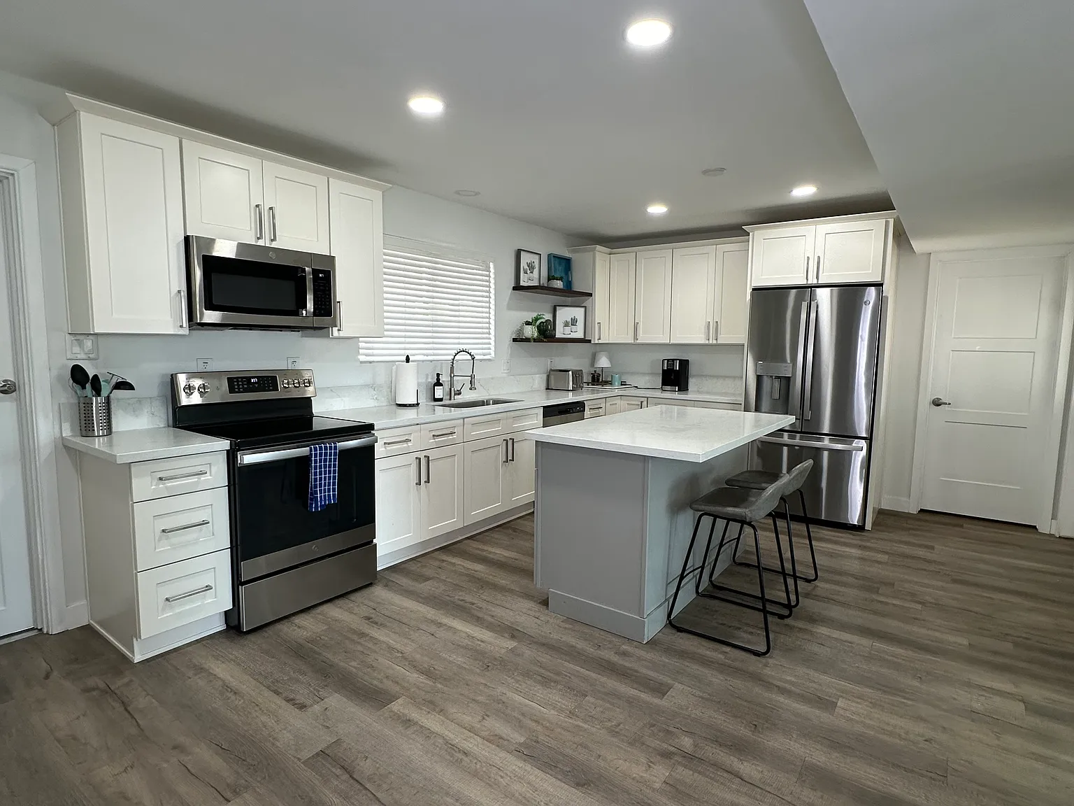 2729 N Myrtle Ave — Photo 3