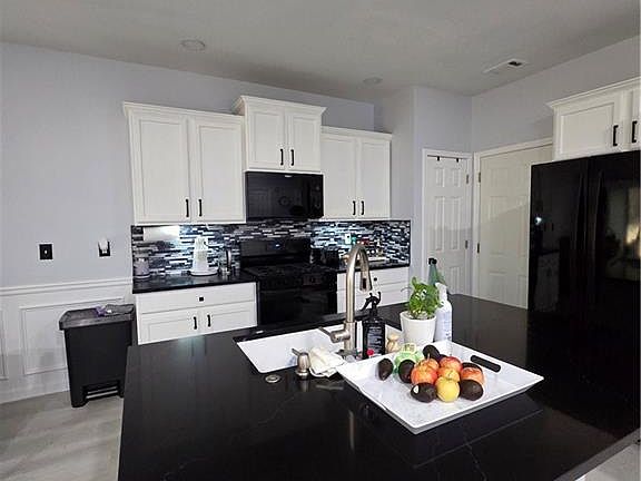 3rd image of 4106 Dahlgreen Way