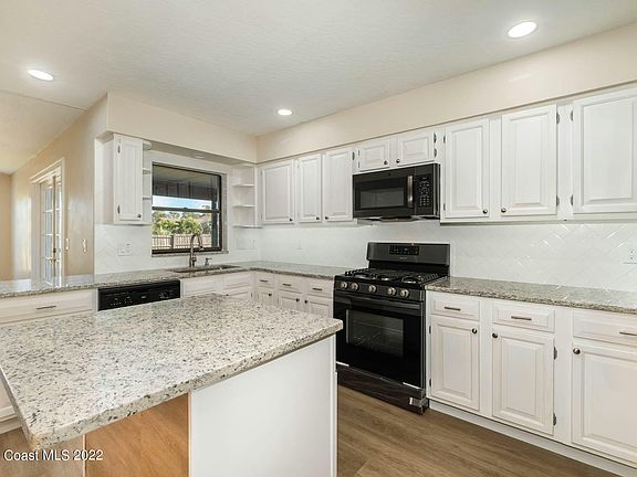 3rd image of 2306 Woodlawn Cir