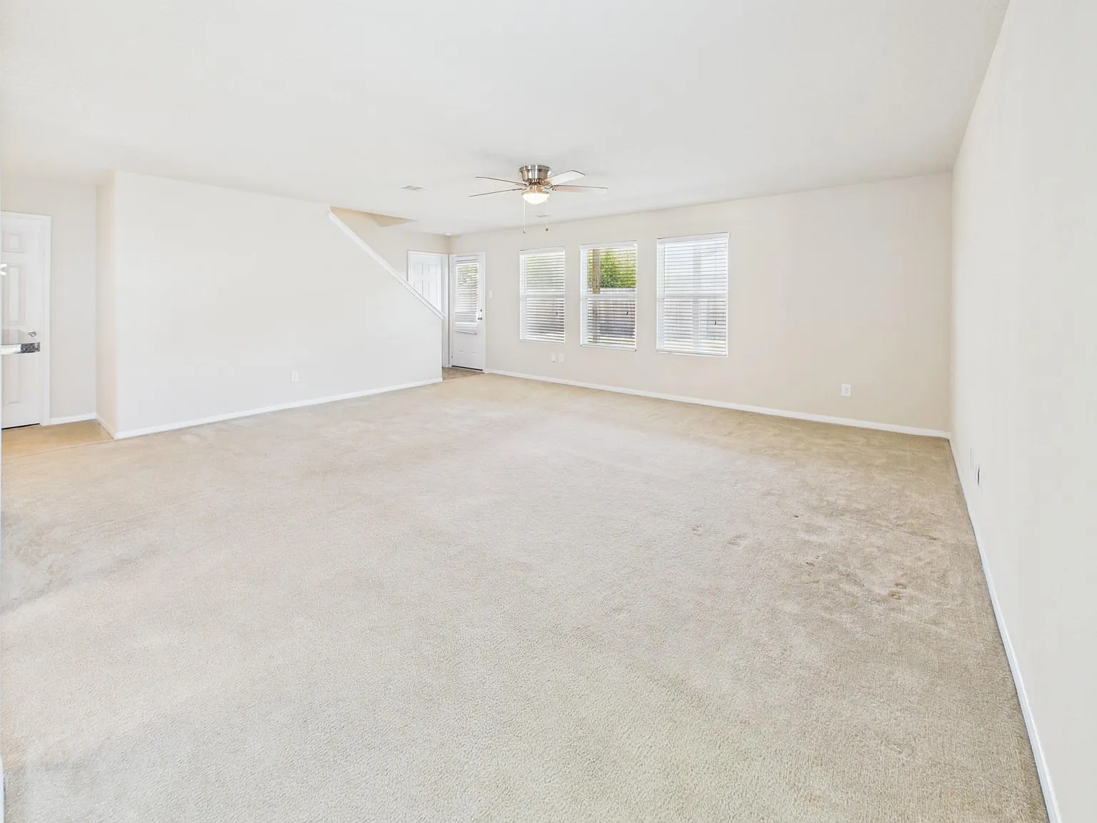 4 bed, 2.5 bath, 2384 sqft, $2,350 — Photo 2