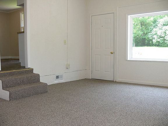 Carpeted walk-out den