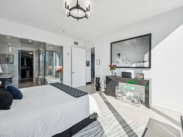 3130 N Harwood St #1606 — Photo 11