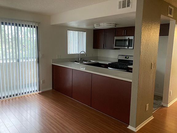 4th image of 15329 Vose St #212