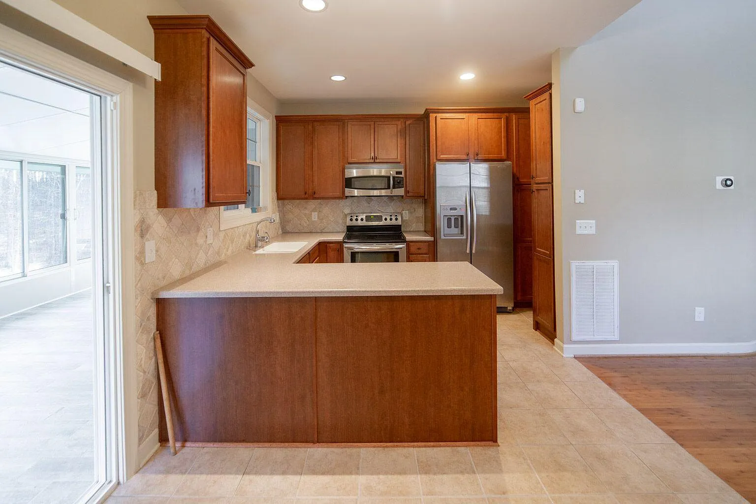 3 bed, 2.5 bath, 1852 sqft, $2,100 — Photo 4