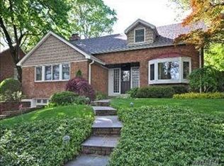319 Melbourne Rd, Great Neck, NY 11021