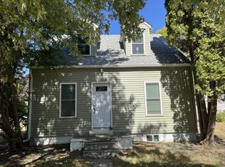 56 6th St, Windom, MN 56101