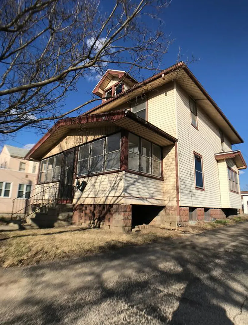 1110 S Main St photo 1
