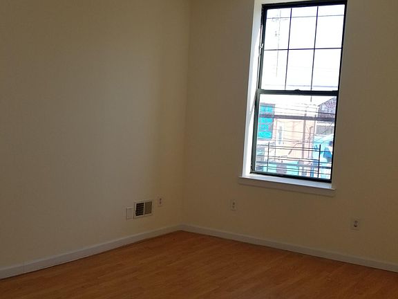 3rd image of 660 Bay St Ste 3