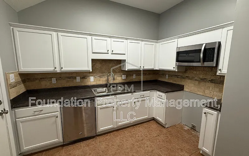 4 bed, 2.5 bath, 1670 sqft, $1,600 — Photo 4