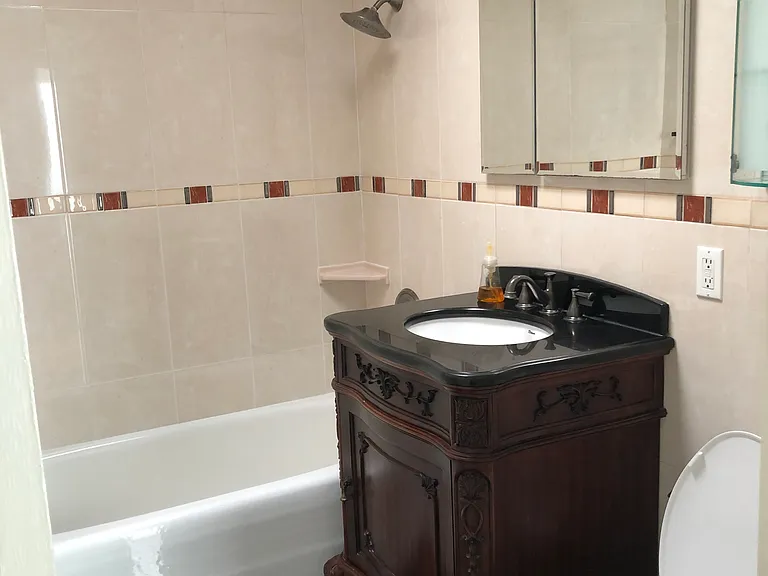 72 Robblee Ave — Photo 8