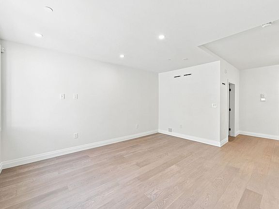 5th image of 6166 Granville St
