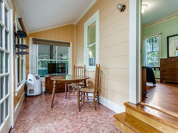 4th image of 218 Washington #B