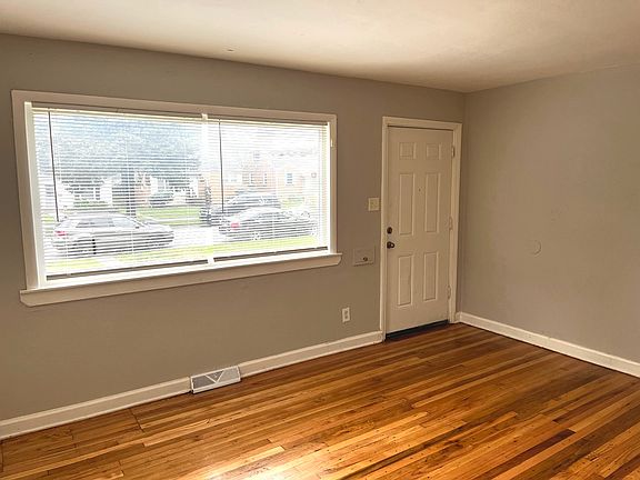 3rd image of 1491 Forest Ave
