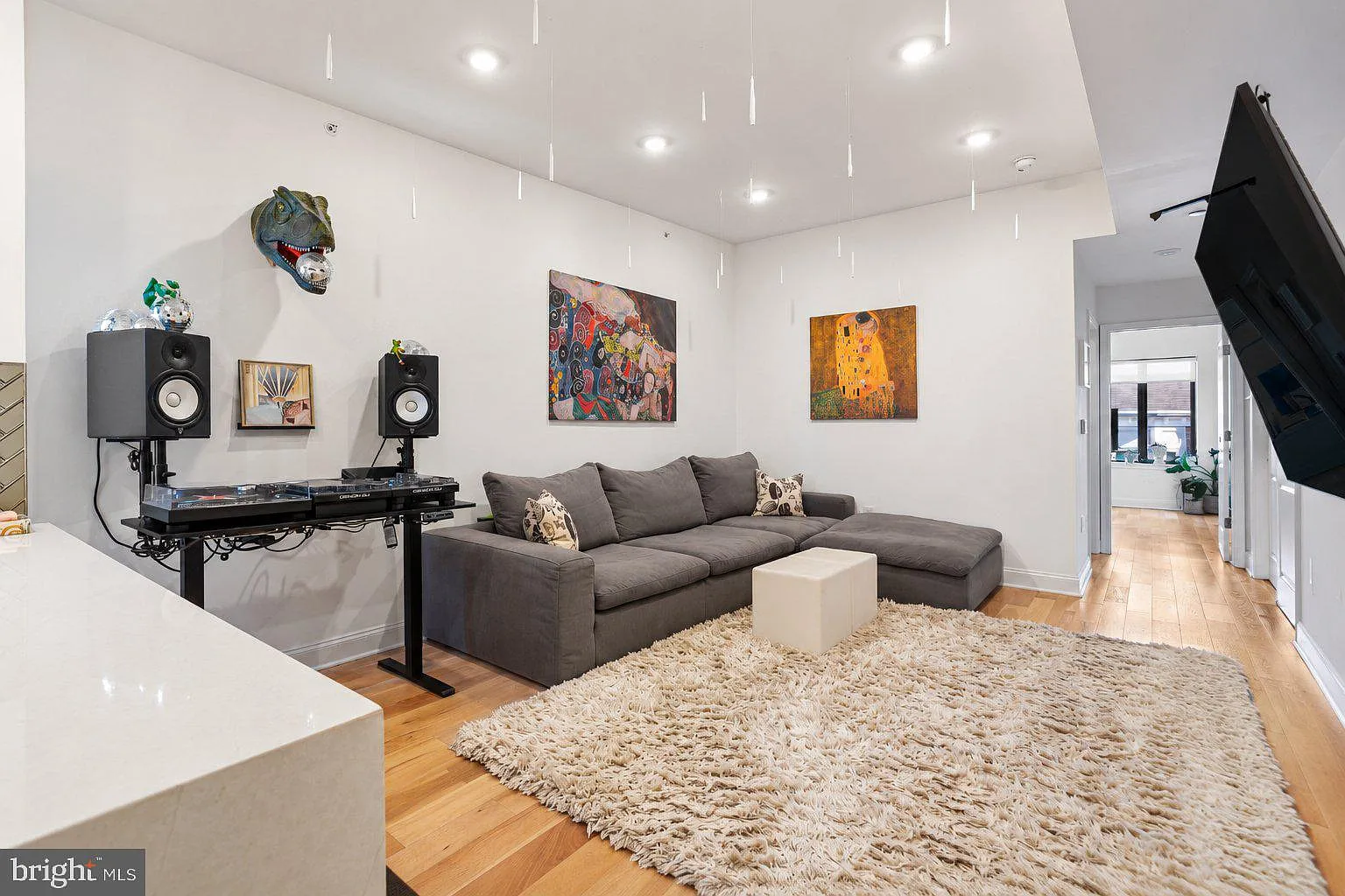 2 bed, 2.0 bath, 1000 sqft, $2,450 — Photo 2