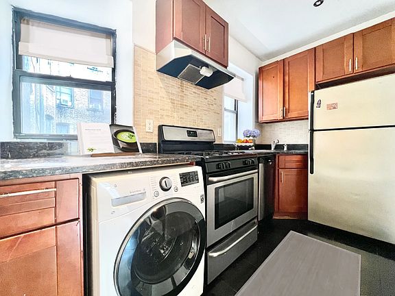 2nd image of 243 W 109th St APT 1R