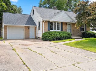1634 Lilac Ln, Green Bay, WI 54302