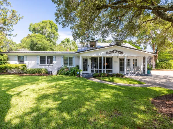 2 Bay Dr NE, Fort Walton Beach, FL 32548