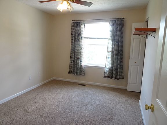 3rd image of 104 Sparrow Dr