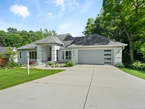 5123 Regents Park Rd, Rockford, IL 61107