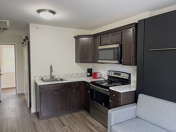 2nd image of 612 Garnet St #7