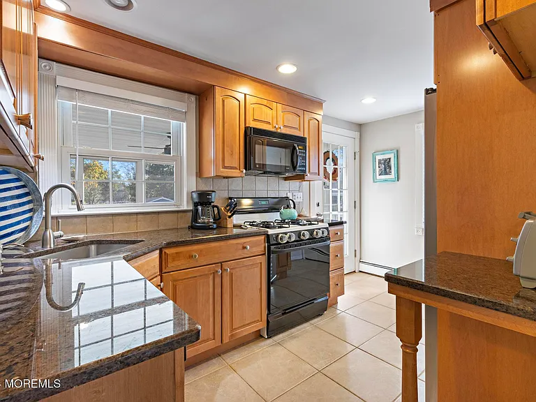 345 Macarthur Ave — Photo 9