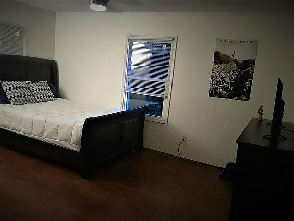 3rd image of 1019 Lomond Ave
