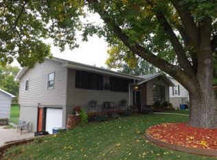 1222 Glenwood Ln, Muscatine, IA 52761