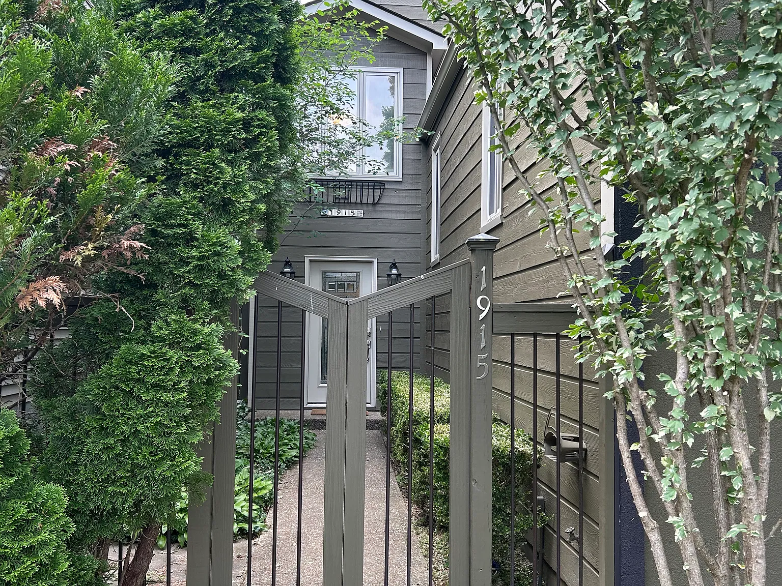3 bed, 2.5 bath, 2855 sqft, $2,990 — Photo 2