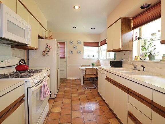 5th image of 406 Wilshire Dr W