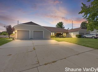 331 Rolling Greene Dr NW, Grand Rapids, MI 49534