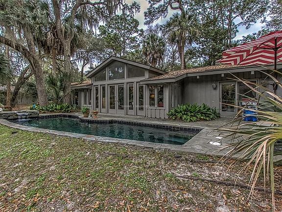 3rd image of 33 S Sea Pines Dr