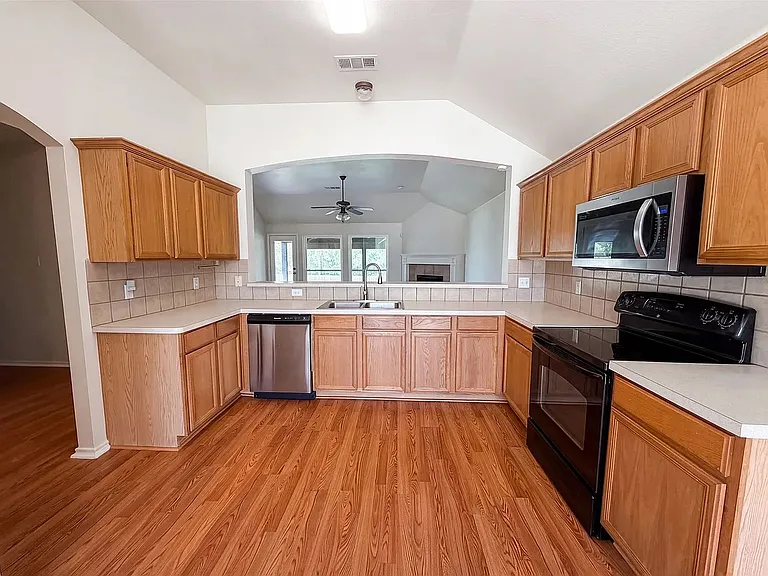 325 Cascade Dr — Photo 2