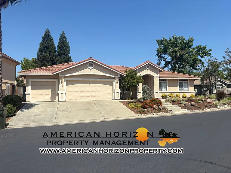 401 Cromwell Ct — Photo 2