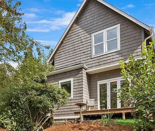 3rd image of 1027 Lovell Ave NW