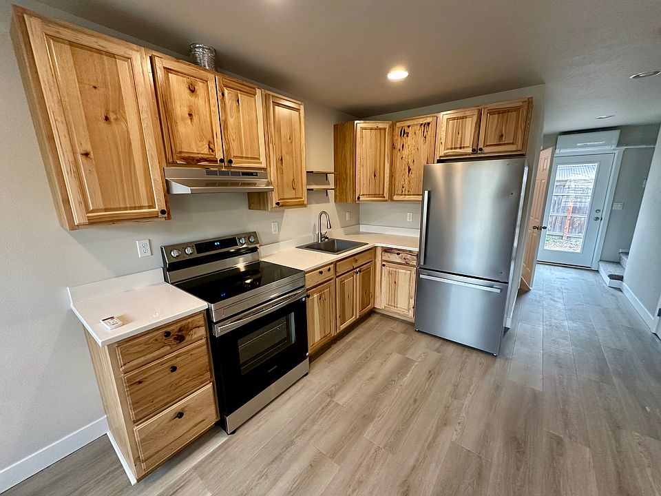 1st image of 450 SE Lilly Ave #1
