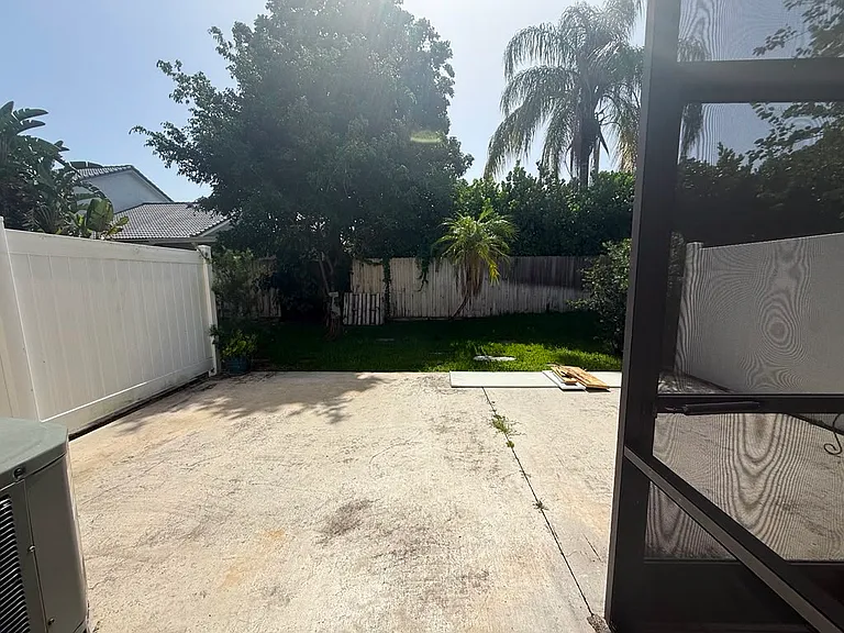 6744 Canary Palm Cir — Photo 23