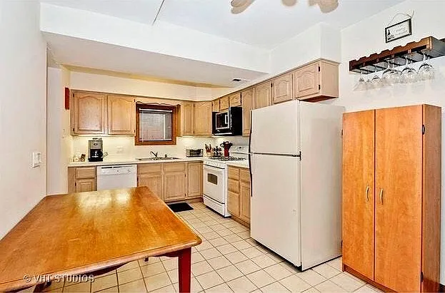 1126 W Roscoe St — Photo 10